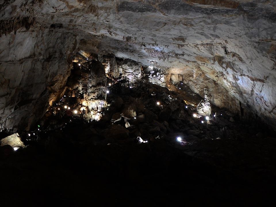 Thiên nhiên kỳ bí – Động Thiên Đường được chụp với chế độ Low Light trong điều kiện thiếu sáng.