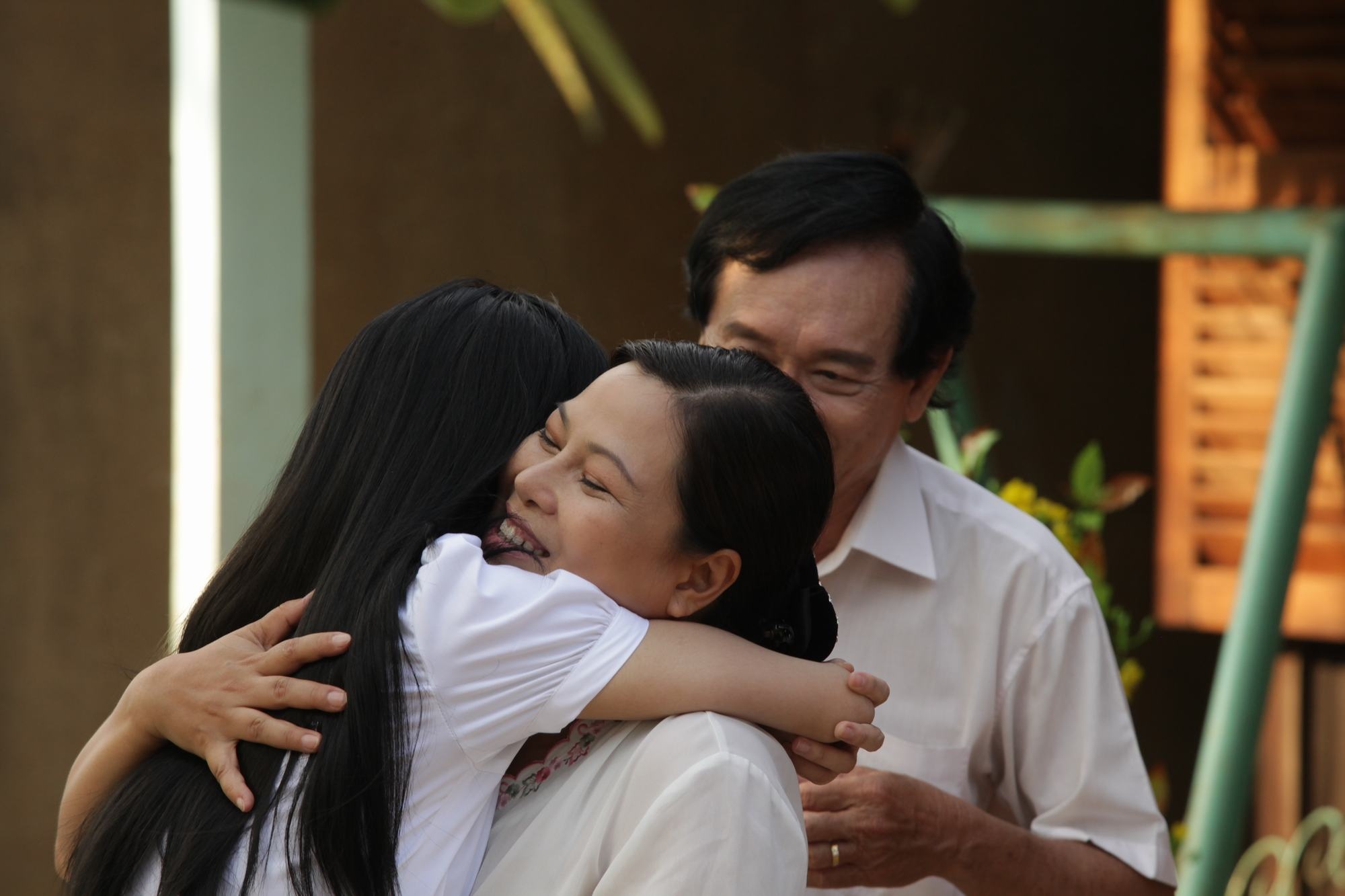 Trở về trong vòng tay gia đình là mong mỏi lớn nhất của hàng ngàn bạn trẻ mỗi dịp Tết đến.