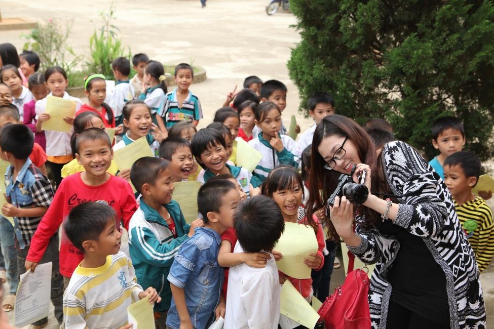 A hau Tu Anh gian di dua vui voi tre em hinh anh