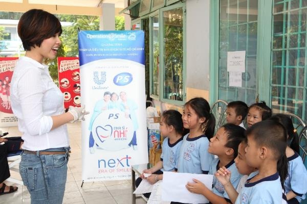 Cô thân hiện trò chuyện với các em trong khi chờ đến lượt khám răng.