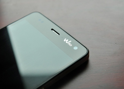 Camera trước độ phân giải lên đến 5 MP mang đến cho người dùng những bức hình selfie chất lượng cao.