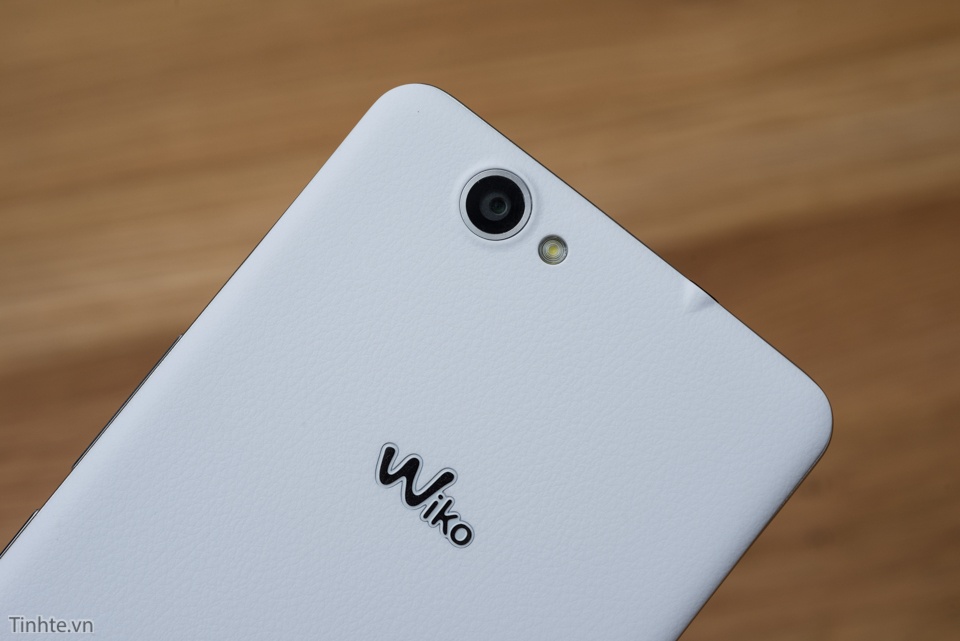  Camera sau độ phân giải 13,3 MP hỗ trợ flash LED cho ra đời những bức ảnh sắc nét dù trong điều kiện thiếu sáng.