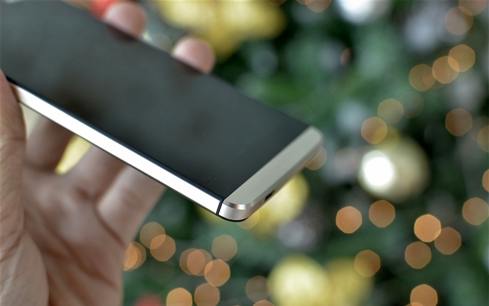 Khung kim loại kết hợp cùng ốp lưng vân da giúp đem lại vẻ thời trang và sang trọng cho model mới ra mắt này của Wiko.