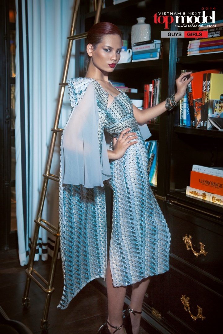  Tiêu Linh diện bộ trang phục màu ánh bạc với phần cánh tay và vạt lưng cách điệu kiểu cách. Theo đó, mái tóc pixie của cô được chia ngôi lệch và dùng xịt giữ nếp để cố định. Đây là một gợi ý tối ưu các cô gái cá tính, độc lập và đơn giản lựa chọn. 