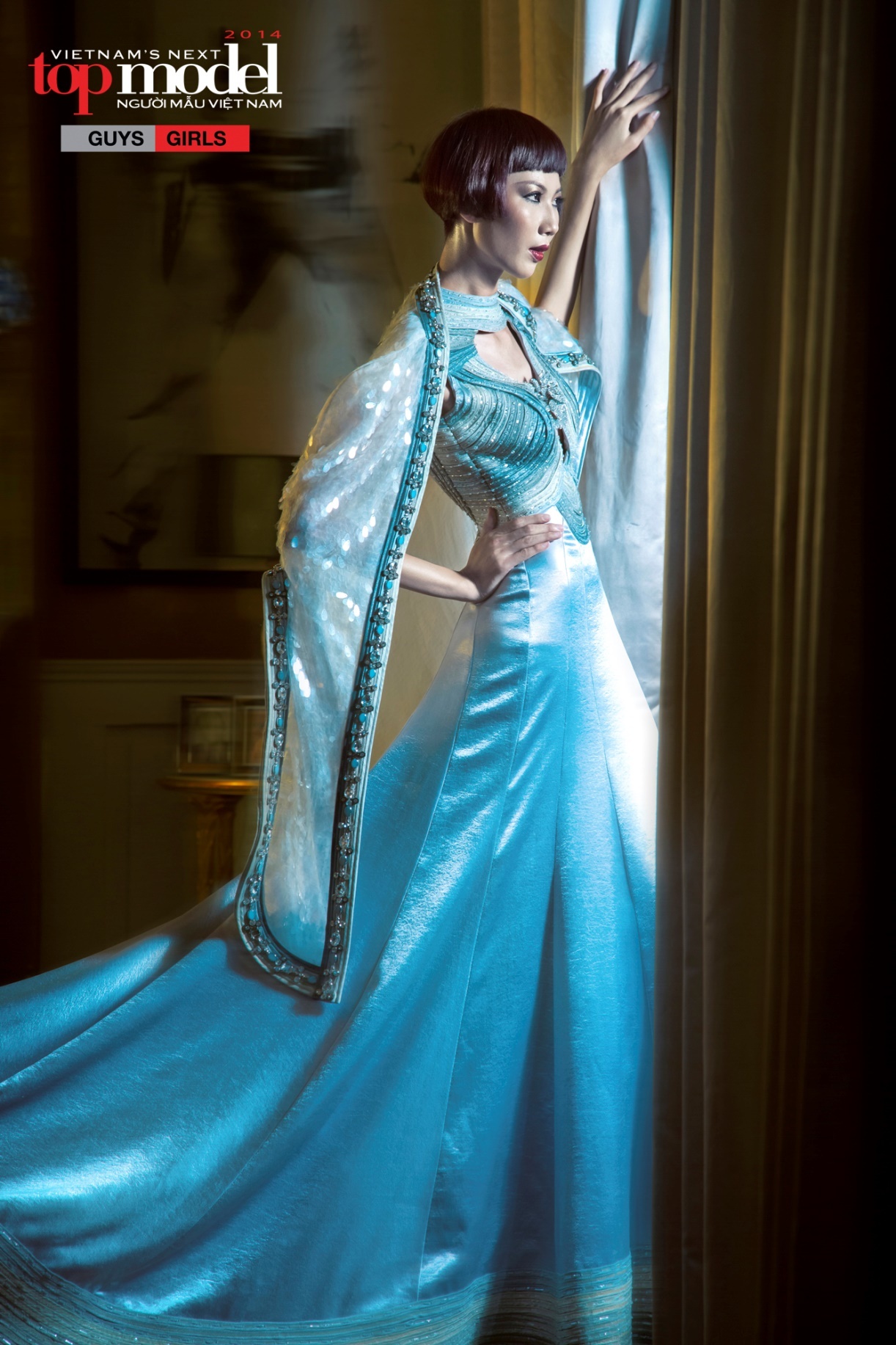 Cao Ngân diện một bộ đầm có chất liệu bóng, sáng với phần cánh tay kiểu cách. Bởi vậy, cách trang điểm và làm tóc của cô được tiết chế đơn giản nhất để tạo sự hài hòa trên tổng thể. Sau khi được xấy phồng và xịt keo giữ kiểu, nữ người mẫu có được vẻ trẻ trung, kiêu sa và đầy ấn tượng.