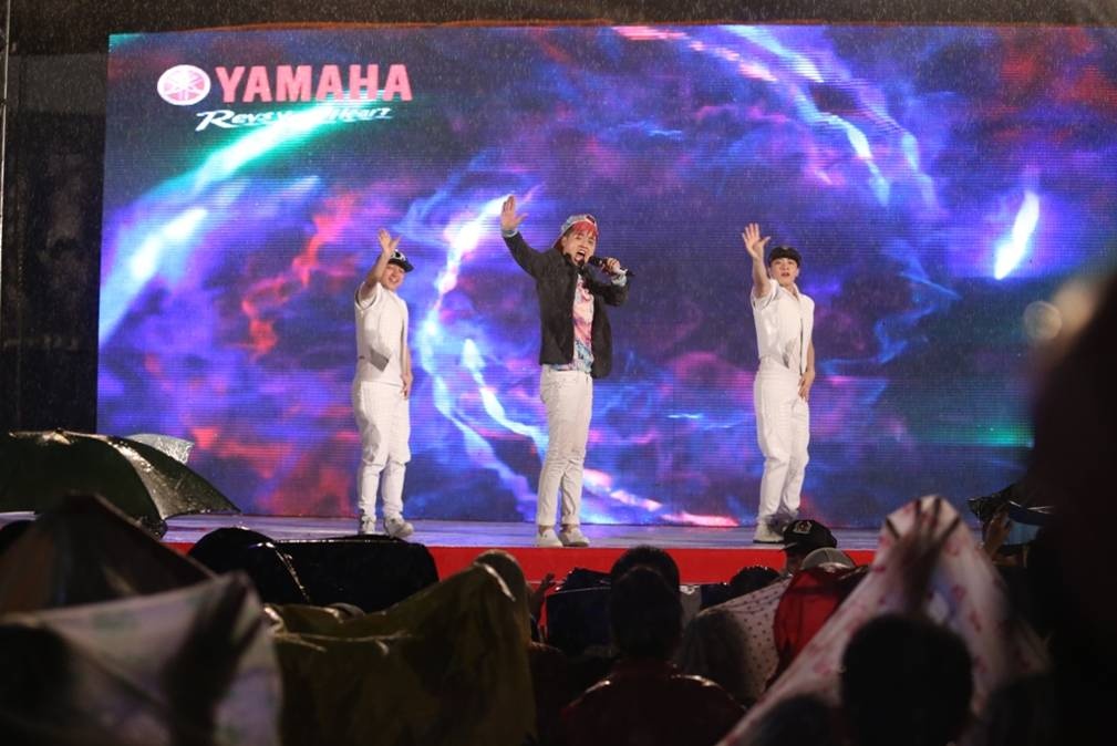  F Band góp vui bằng bản mash up Hourse Medley (Lẩu ngựa) gồm các ca khúc: Gangnam style, Ngựa ô thương nhớ, Qua cầu gió bay và We will rock you. Ngay sau đó, Thanh Duy Idol khiến các khán giả không thể ngồi yên với những ca khúc sôi động và phong cách giao lưu hài hước, thân thiện của mình.  