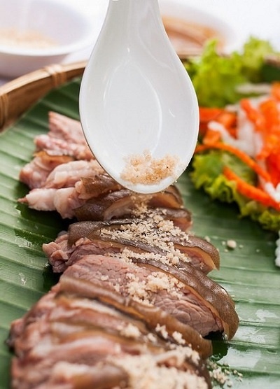 Dê thui: thịt dê vừa mềm vừa ngọt. Cái ngon của thịt dê còn nằm ở chỗ không có nhiều mỡ, mà chỉ có thịt và da, nên khi ăn không sợ bị ngấy. Món có mùi thơm rất đặc biệt.