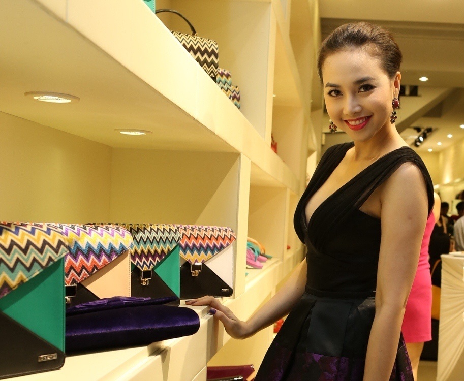 Dinh Ngoc Diep hao hung voi hoa tiet zig zag hinh anh