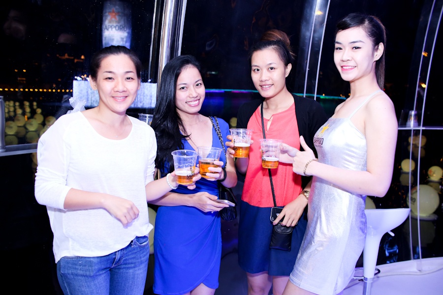 Diem den mua le hoi cho nguoi tre nang dong hinh anh