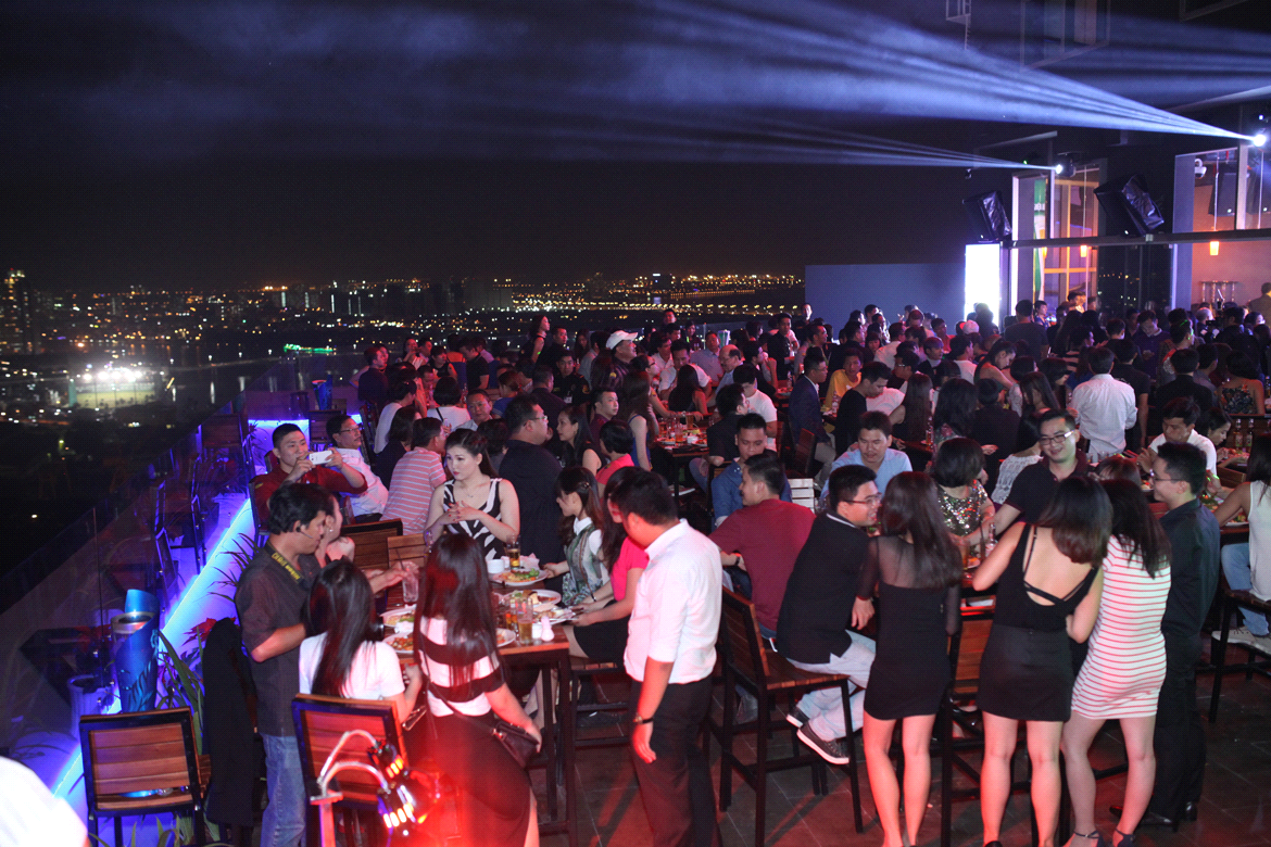 Dan sao Viet hao hung khai tiec Oneplus hinh anh