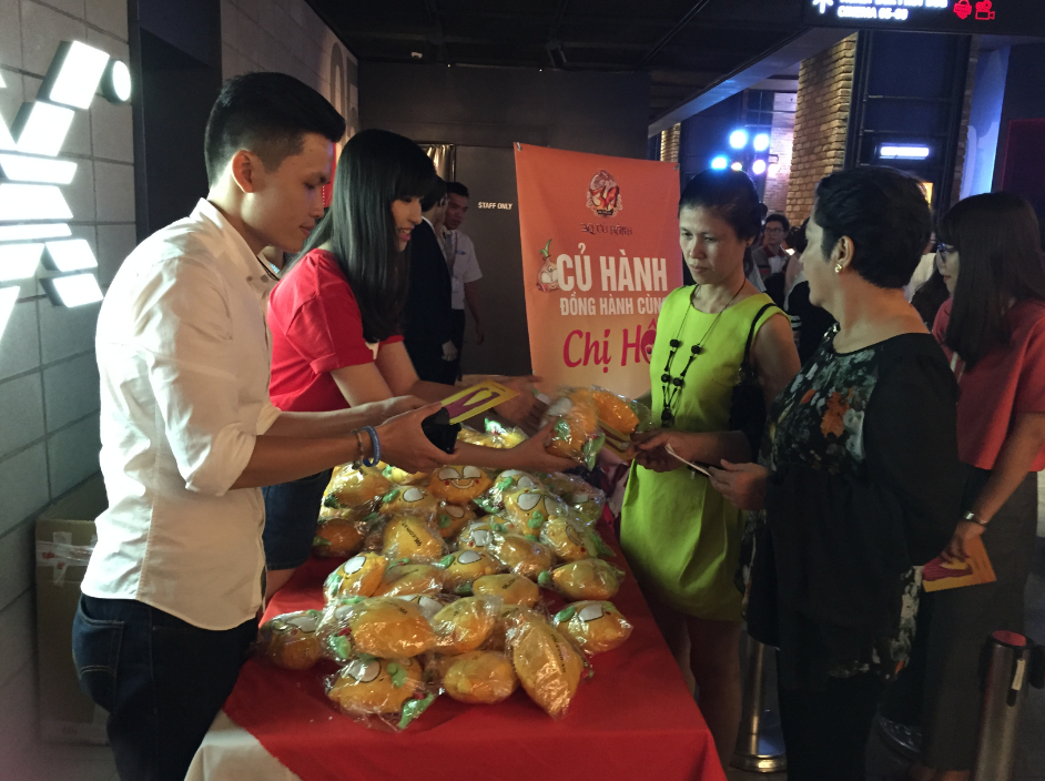 Nhận được Củ Hành bông mini siêu kute tại buổi ra mắt phim Để Mai Tính 2 là bất ngờ lớn với nhiều khán giả.