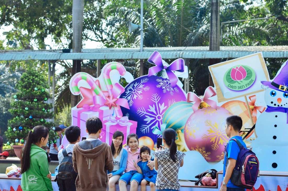 Không khí vui Giáng sinh đã tràn ngập trong lòng tất cả mọi người.