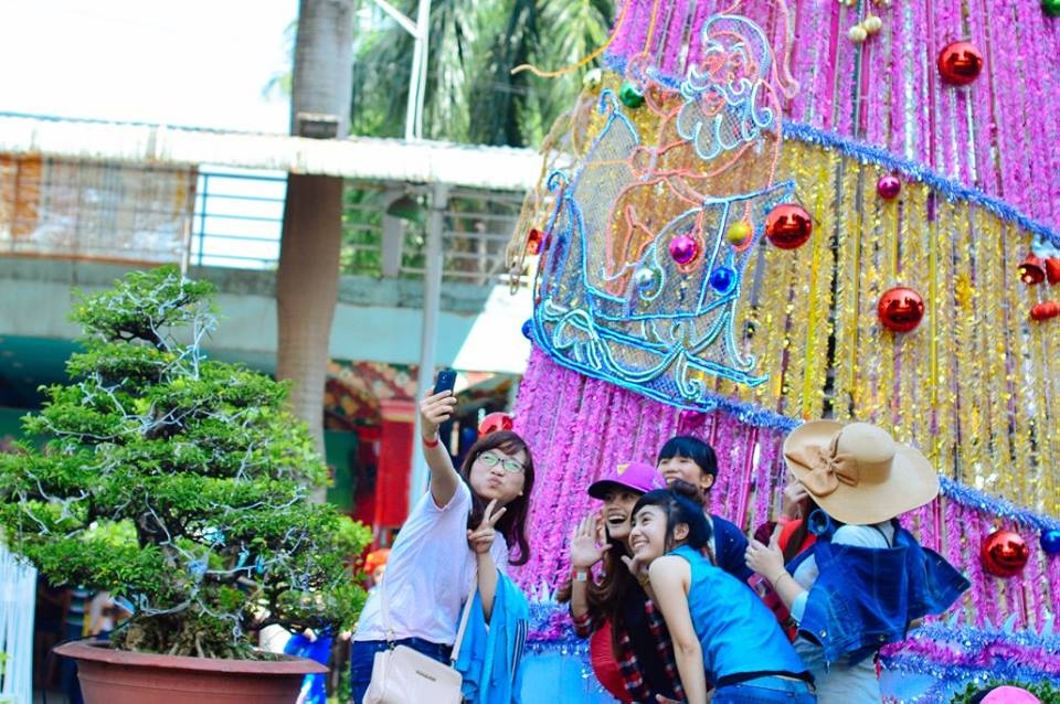 Cùng lưu lại những khoảnh khắc Giáng sinh tuyệt vời tại Đầm Sen 