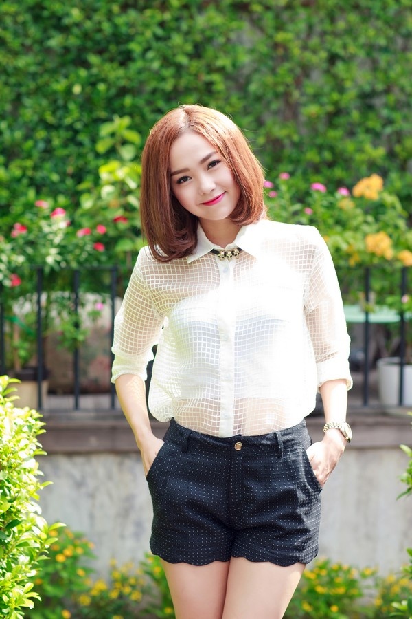 Bằng cách uốn cụp đuôi tóc vào trong, Minh Hằng đã có ngay kiểu tóc mới mẻ đi dạo phố với tóc ngang vai. 