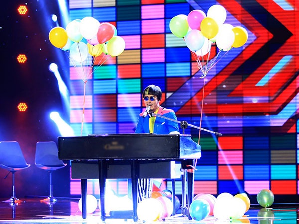 Sau Nhân tố bí ẩn, Đinh Huy theo đuổi sự nghiệp ca hát với những buổi biểu diễn khắp nơi.