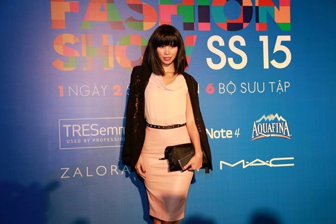 Xuất hiện trên thảm đỏ Elle Fashion Show vừa qua với mái tóc bob và chiếc váy màu hồng pastel, Hà Anh trông vừa nữ tính, dịu dàng nhưng vẫn rất năng động. Phái đẹp có tóc ngắn ngang vai có thể dễ dàng “biến hóa” nhiều phong cách khác nhau với kiểu tóc đơn giản mà trẻ trung này.  