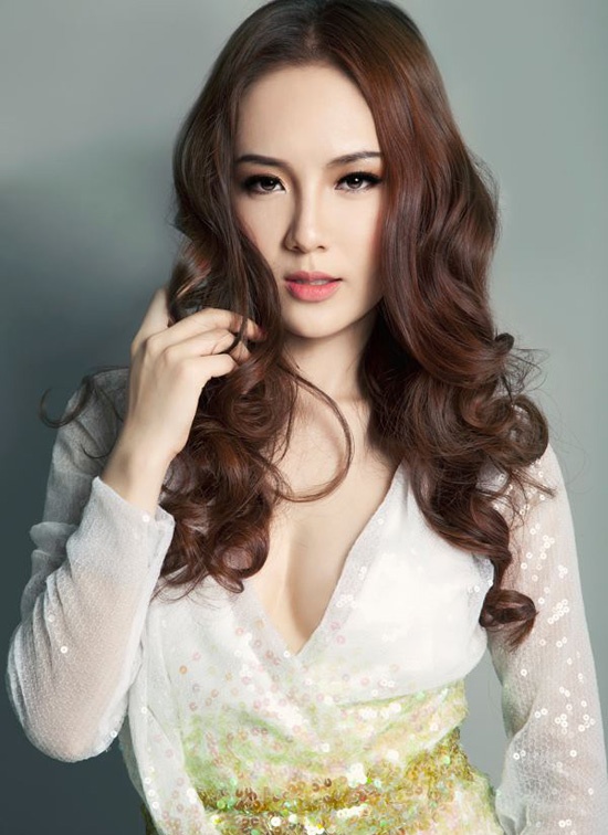 Kết hợp cùng chiếc váy đính kim sa nữ tính, ca sĩ Phương Linh cũng chọn cách tạo kiểu xoăn bồng bềnh từ giữa thân đến đuôi tóc. Bằng cách dùng xịt giữ kiểu mềm mại sau khi uốn tóc vào nếp, bạn gái sẽ có ngay kiểu tóc ưng ý để diện cùng nhiều loại trang phục khác nhau.