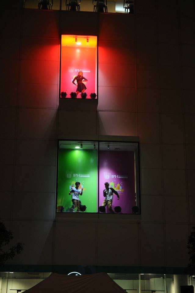 Màn trình diễn “window - dance” phiên bản giáng sinh sẽ mang lại nhiều bất ngờ cho khán giả.