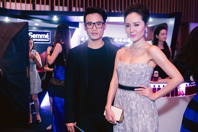 Kết hợp cùng chiếc váy cúp ngực quyến rũ, Phương Linh lại chọn kiểu bới tóc cao với độ phồng tự nhiên, vừa tạo độ sáng và thanh thoát cho gương mặt, vừa thu hút sự chú ý vào bờ vai trần gợi cảm.