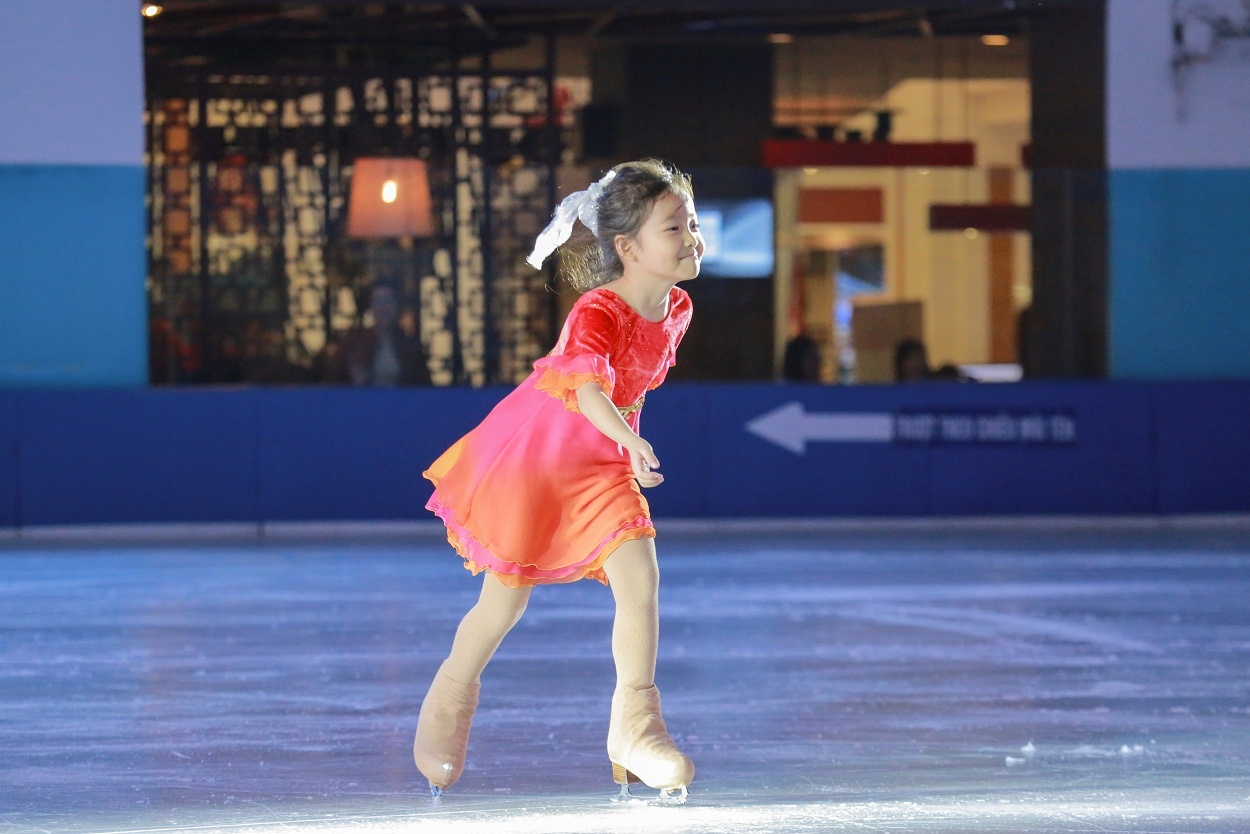 Cac thien than nhi tu tin khoe tai truot bang hinh anh