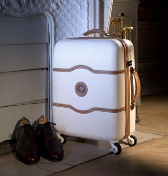 Chatelet là dòng vali mang đến cho quý ông sự lịch lãm và cho quý cô sự quý phái. Bánh xe trượt êm được gắn kèm với hệ thống phanh tích hợp độc quyền Hinomoto.