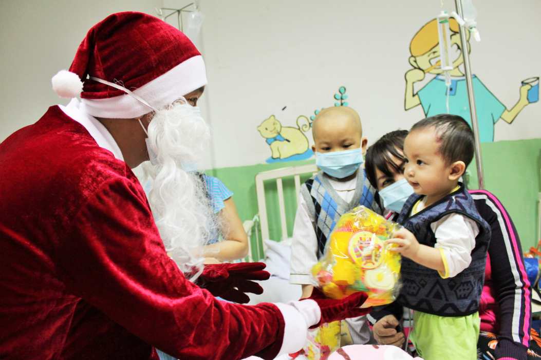 Toy Drive 2014: Mang niem vui den cho benh nhi hinh anh