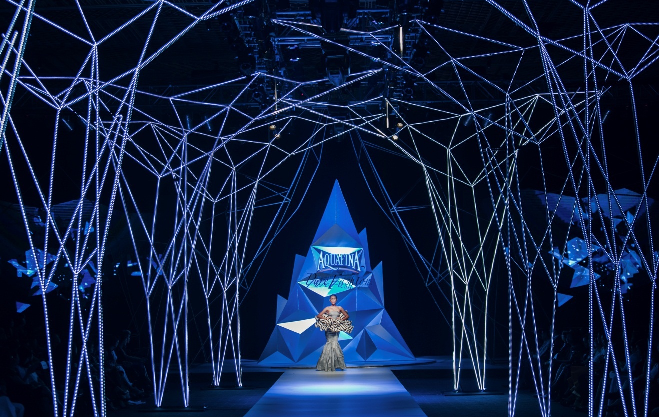   Sân khấu được thiết kế độc đáo, đẹp mắt và công phu.