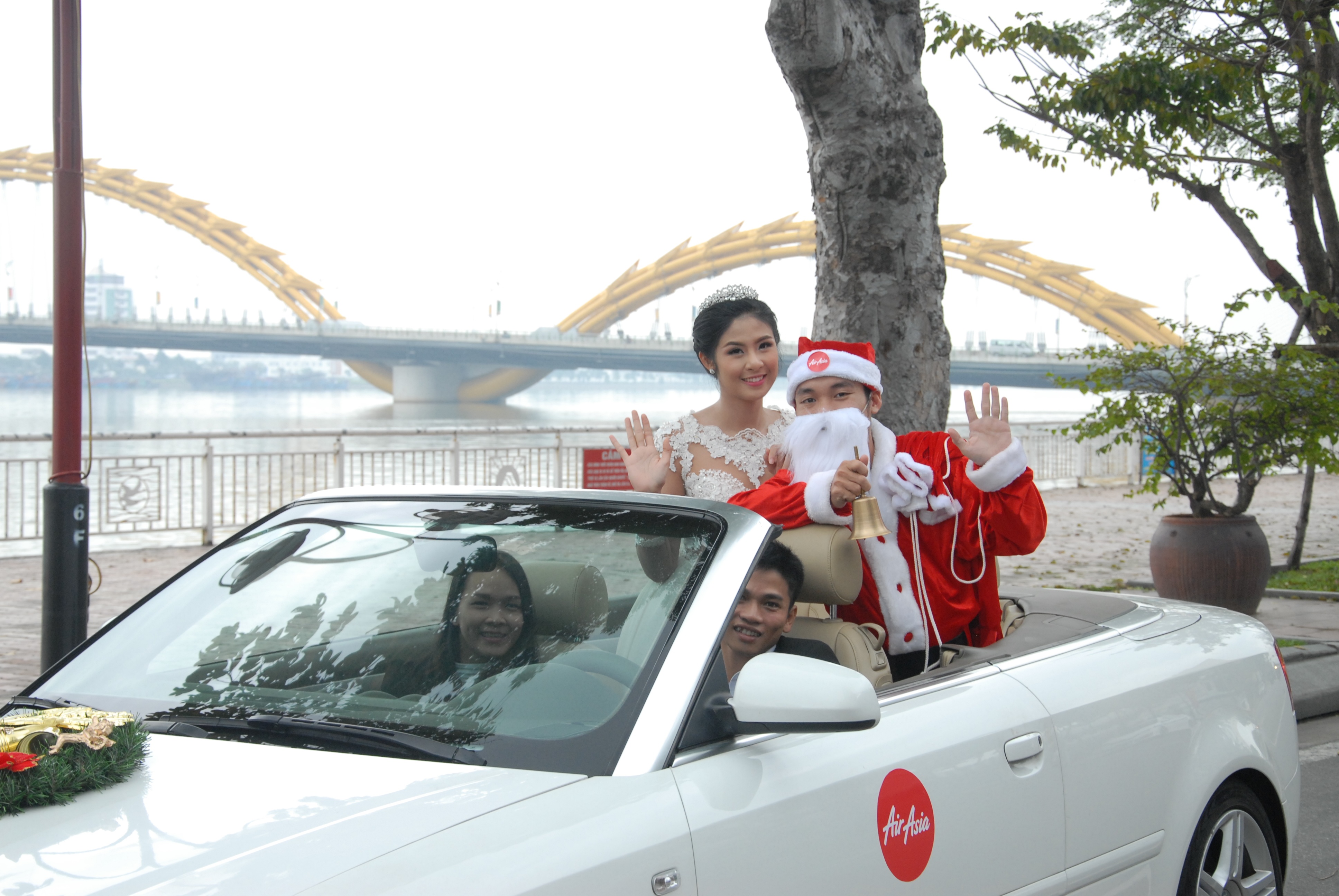 Hoa hau Ngoc Han don Giang sinh yeu thuong cung Airasia hinh anh