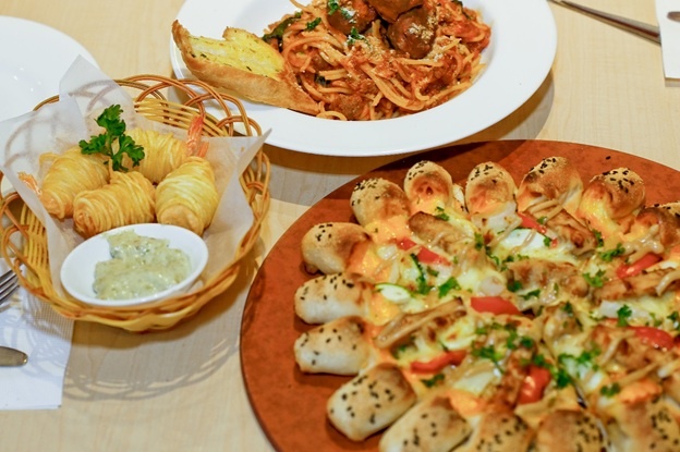 Bánh pizza -  món ăn đầy chất Âu Mỹ sẽ là lựa chọn rất tuyệt để bạn thưởng thức cùng bạn bè trong mùa lễ hội.