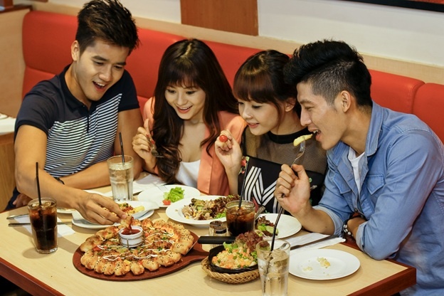Hương vị độc đáo, thơm ngon của Cheesy Bites “chấm chấm” sẽ giúp buổi trò chuyện càng rôm rả, thú vị.