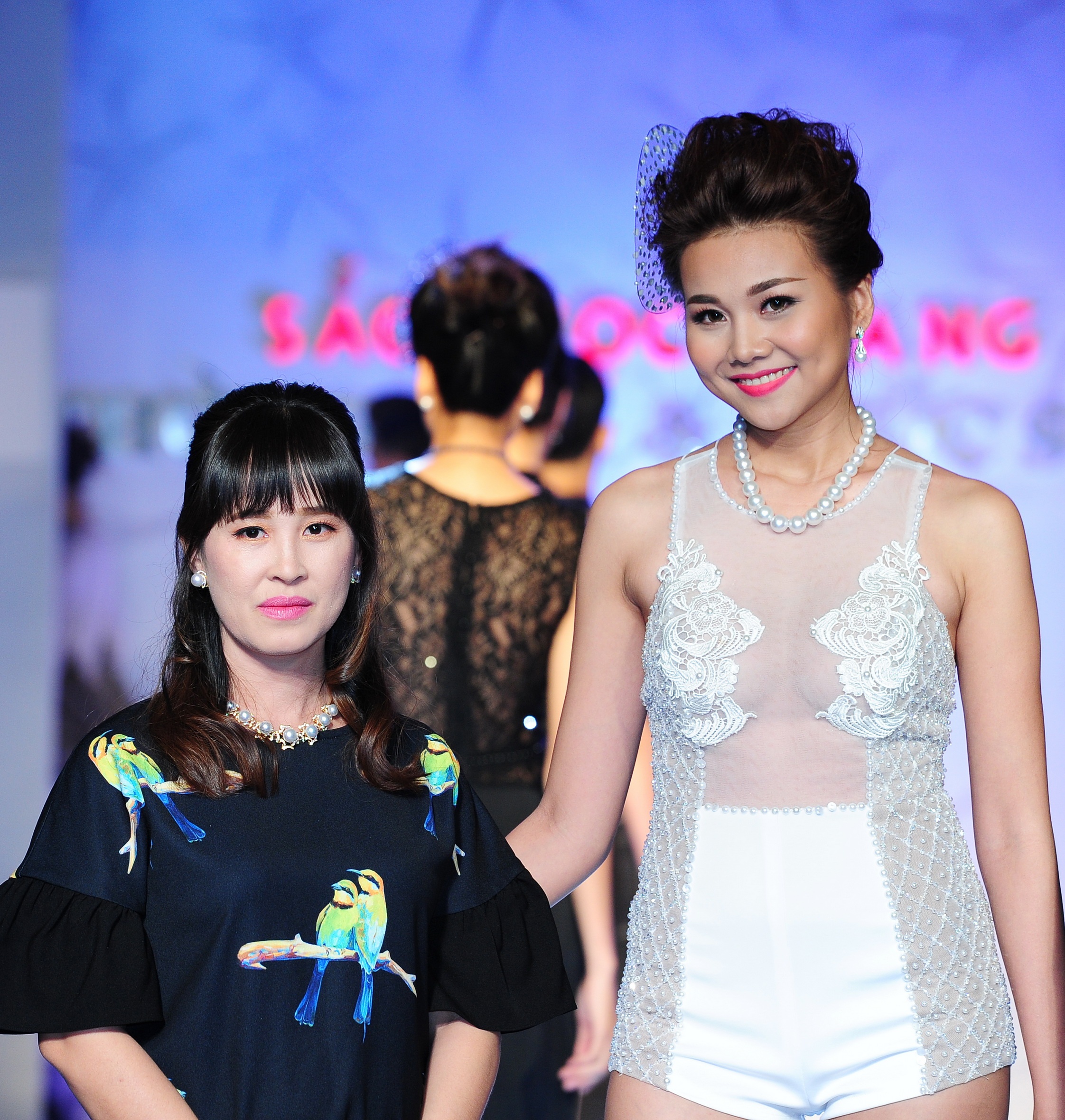 Thanh Hằng xuất hiện cuối cùng với bà chủ của thương hiệu ngọc trai Ngọc Hiền -Khổng Thị Trúc.