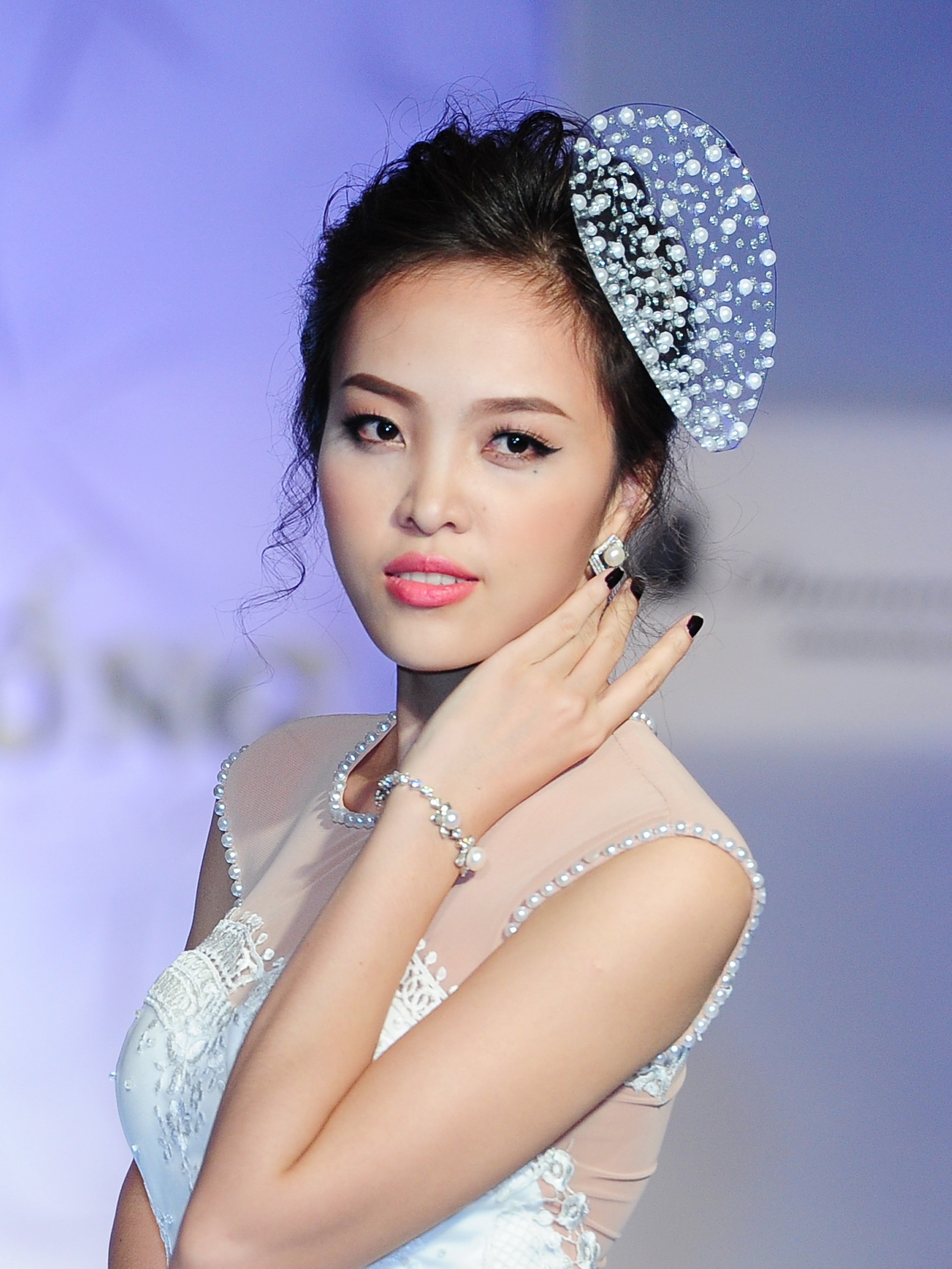 Thiết kế sang trọng làm tôn thêm vẻ đẹp lộng lẫy cho phái đẹp.