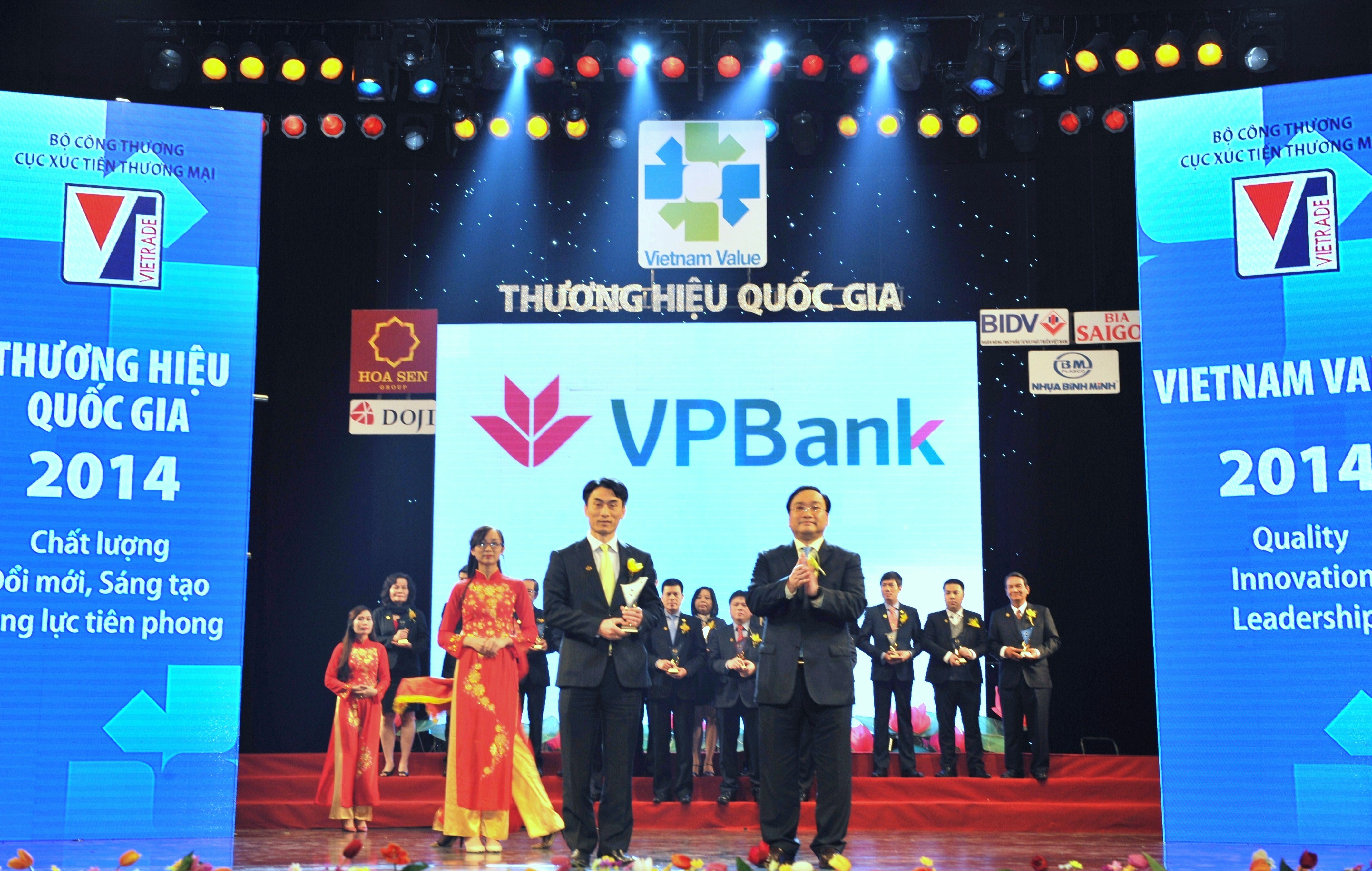 Đại diện lãnh đạo VPBank nhận giải Thương hiệu Quốc Gia.