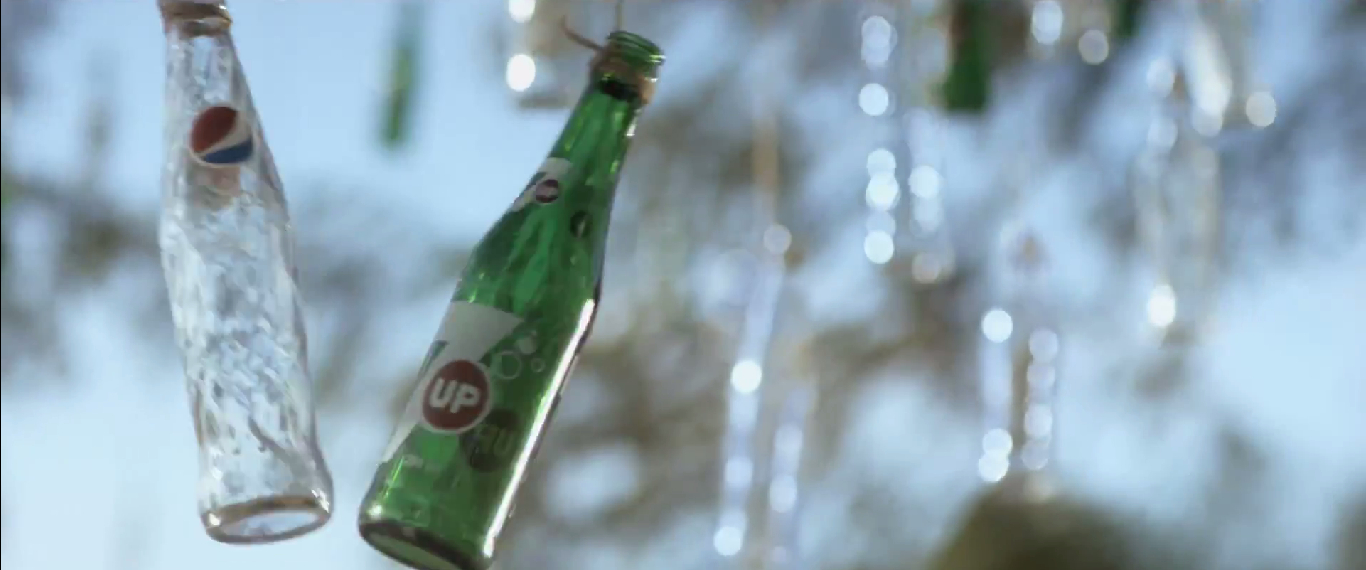 Mỗi lần gió thoảng qua là một lần hàng trăm chiếc chai va vào nhau lách cách tạo nên một khúc nhạc trong trẻo, vui tai và đầy ý nghĩa. Đó là khúc hòa nhạc của lá, cây, gió và những chiếc chai thân thiện với thiên nhiên.   