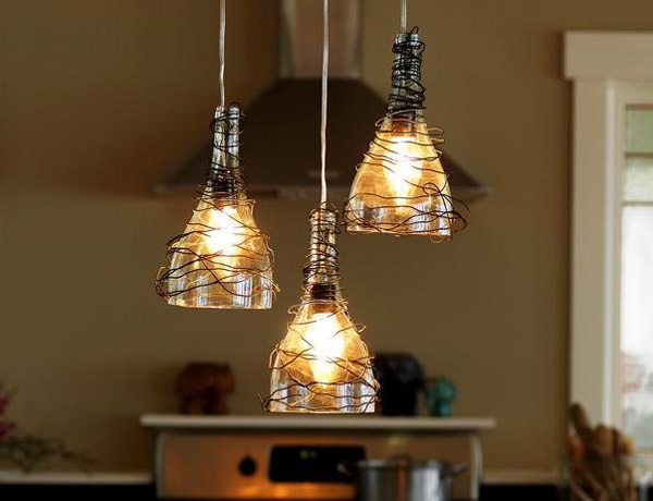 Các vỏ chai to với đường kính thân lớn có thể trở thành chiếc đui đèn ấn tượng cho căn phòng thêm ấm cúng,