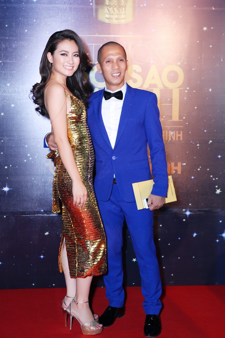 Chụp chung với diễn viên Ngọc Lan là người bạn thân của anh.