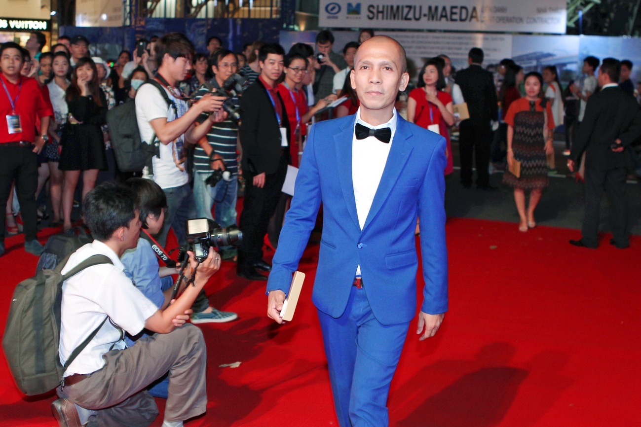 Anh đi dự sự kiện với vẻ mặt thật tươi tắn.