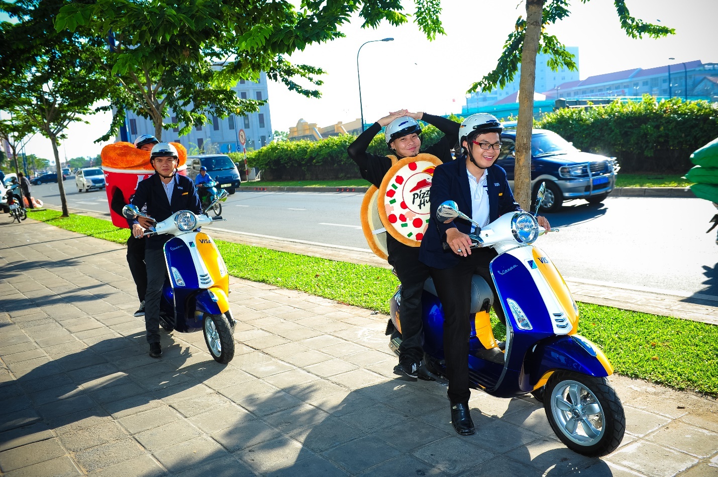 Nguoi dan Sai thanh to mo ngam nghia xe 'ga ran di dong' hinh anh