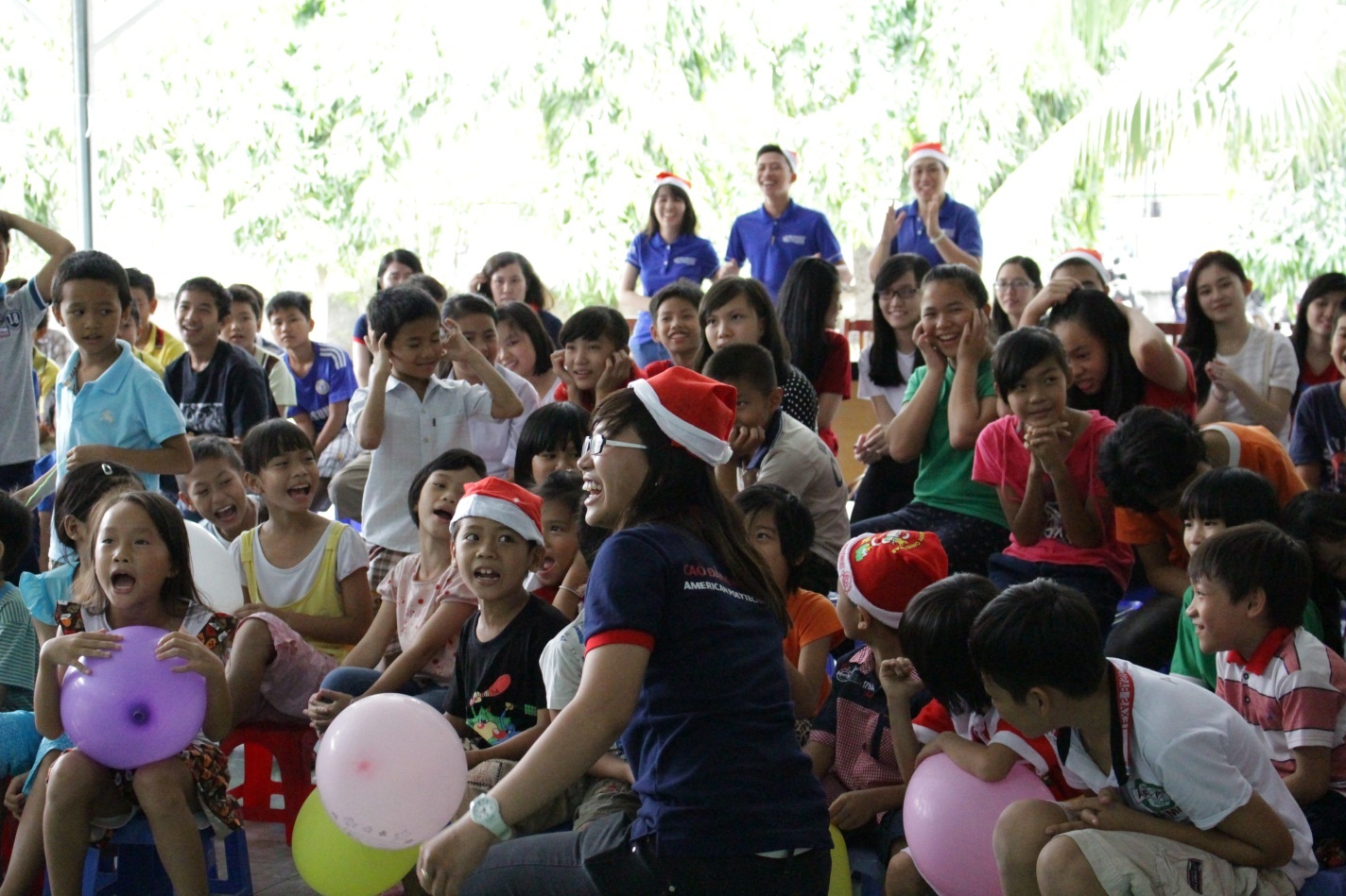 Những nụ cười thật tươi, tất cả cùng hoà theo điệu hát.