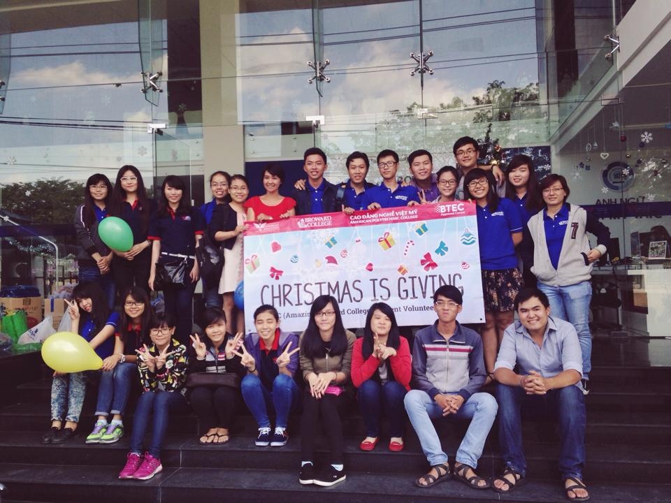 Dự án Christmas is giving thực hiện bởi CLB tình nguyện Amazing Broward College (ABC Volunteer Club) thuộc Đại học Broward Việt Nam, kết hợp với Cao đẳng nghề Việt Mỹ và Học viện Ivy Prep Tp.HCM.