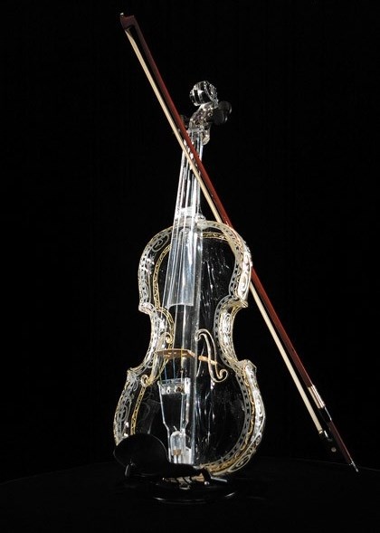 Cây violin thủy tinh này gắn liền với tên tuổi của Ikuko Kawai. (Ảnh: luxury-insider)