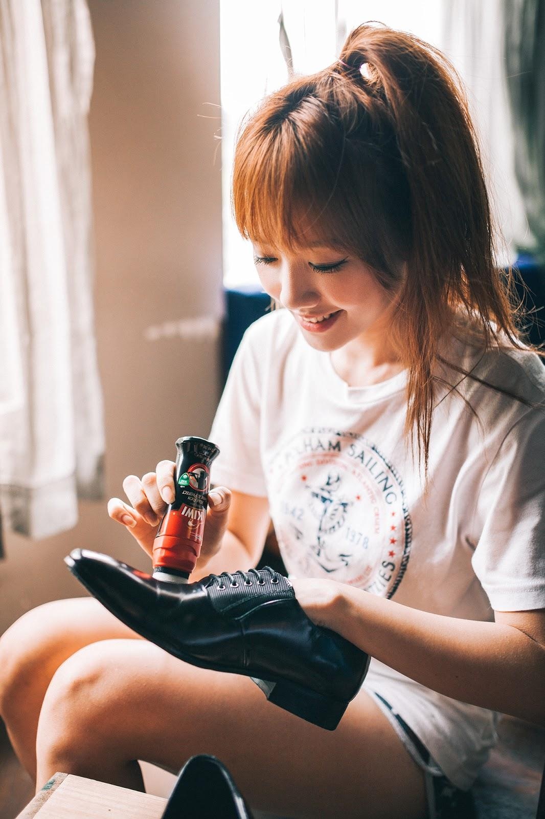 Hari tự tay chăm sóc cho đôi giày của Tiến Đạt.