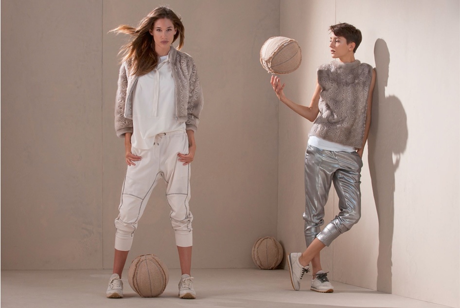 Trang phục Cashmere mềm mượt, nhẹ, ấm vào đông và mát vào mùa hè.