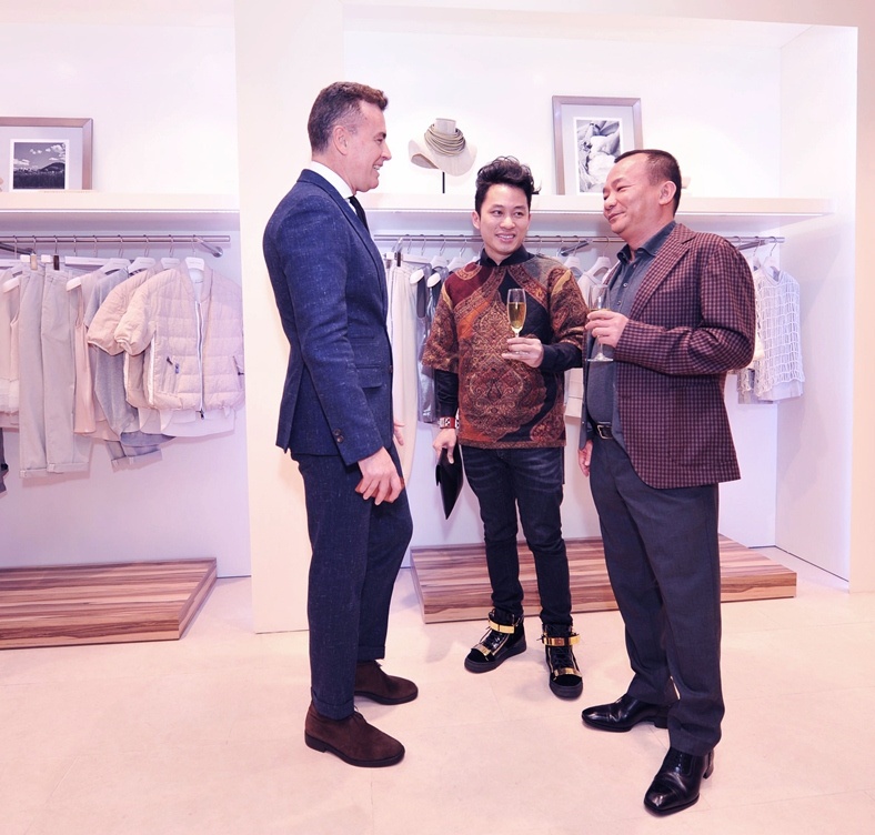  Tùng Dương vui vẻ trò chuyện với đại diện của hãng và chủ tịch công ty Rita Võ.