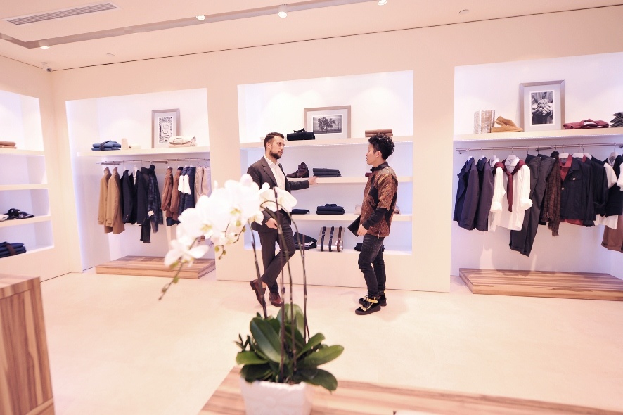  Anh còn tranh thủ trao đổi với stylist của hãng về xu hướng thời trang xuân hè 2015.