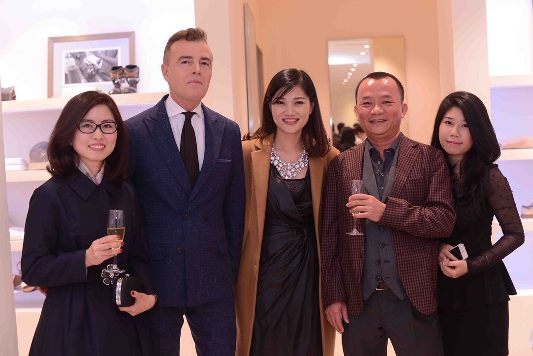   Đại diện thương hiệu cùng những khách mời trong đêm tiệc.