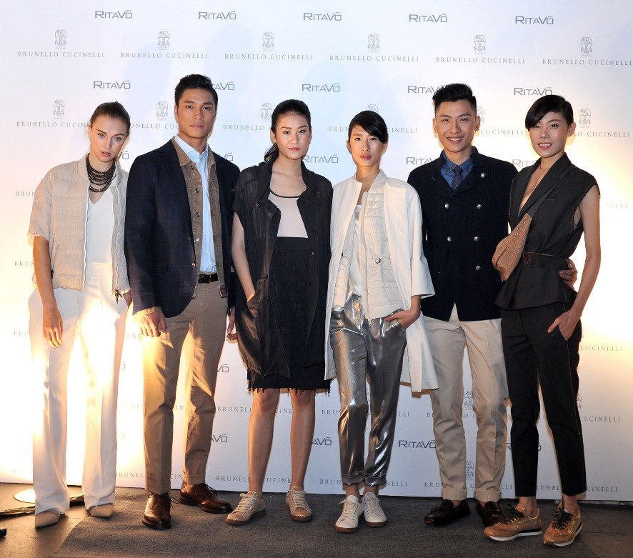 Những người mẫu tham gia biểu diễn trong đêm khai trương.