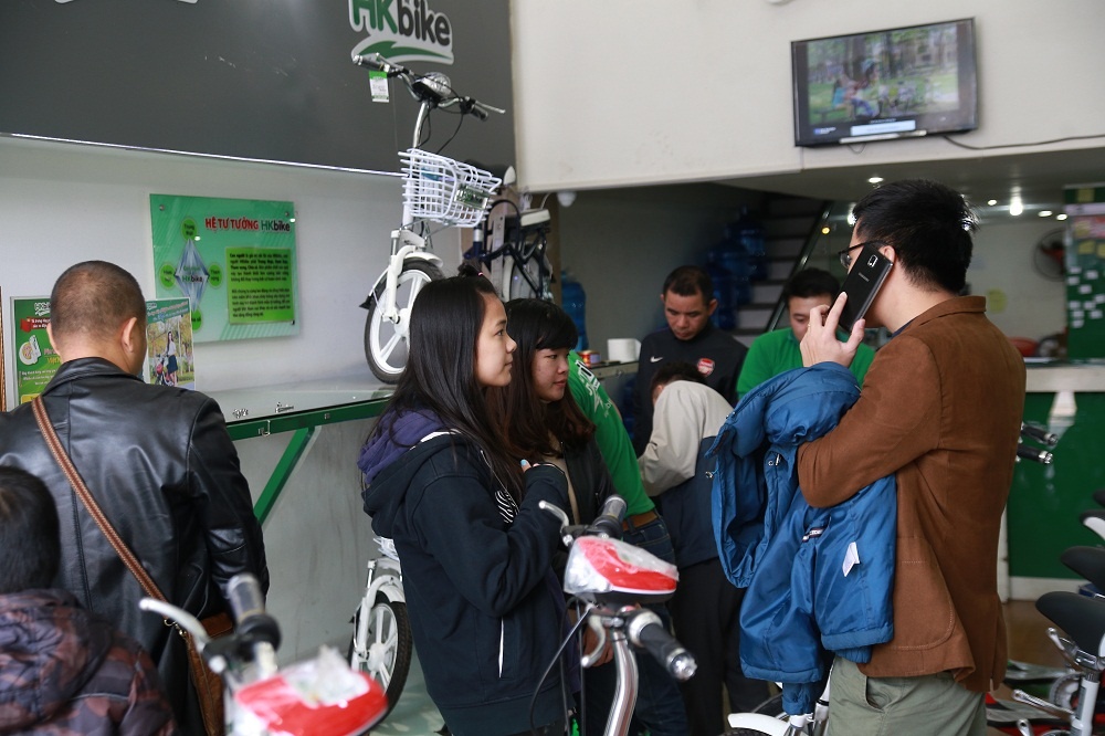 Nhiều em học sinh hào hứng khi được bố mẹ đưa đến cửa hàng mua xe đạp điện.