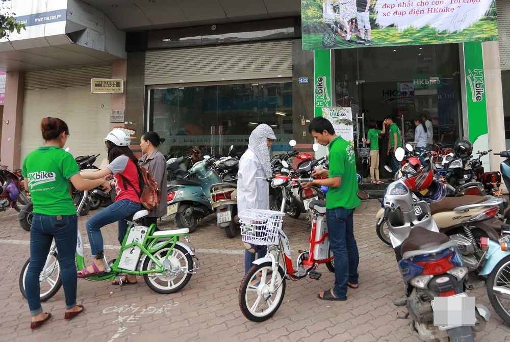 Trong thời gian áp dụng chương trình Hãy giúp bố mẹ tiết kiệm 500.000 đồng, các em học sinh và phụ huynh đổ xô đến các cửa hàng xe đạp điện để được hưởng ưu đãi.
