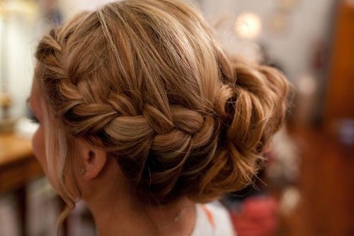 Tóc tết vấn cao lại phù hợp với các buổi tiệc tối lãng mạn.